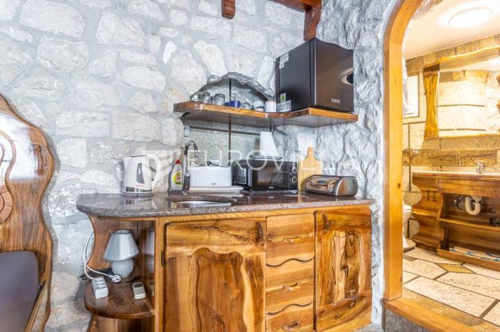 Trogir,  autohtona kamena kuća s pogledom na more