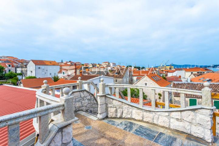 Trogir,  autohtona kamena kuća s pogledom na more
