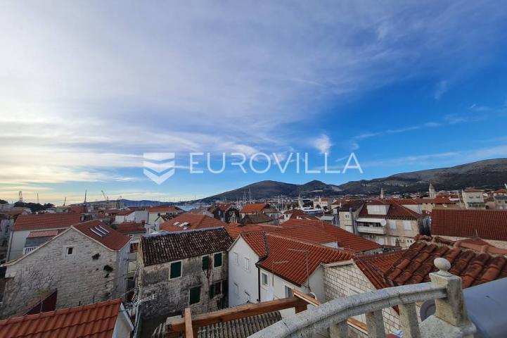 Trogir,  autohtona kamena kuća s pogledom na more