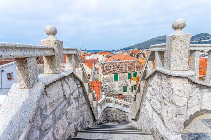 Trogir,  autohtona kamena kuća s pogledom na more
