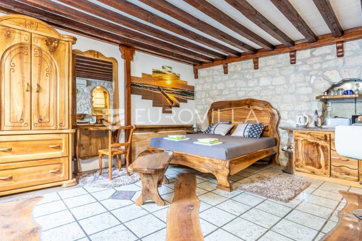 Trogir,  autohtona kamena kuća s pogledom na more