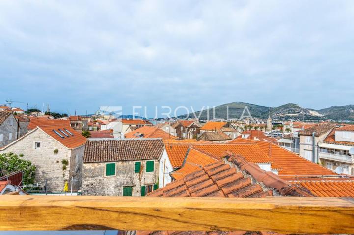 Trogir,  autohtona kamena kuća s pogledom na more