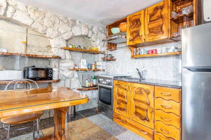 Trogir,  autohtona kamena kuća s pogledom na more