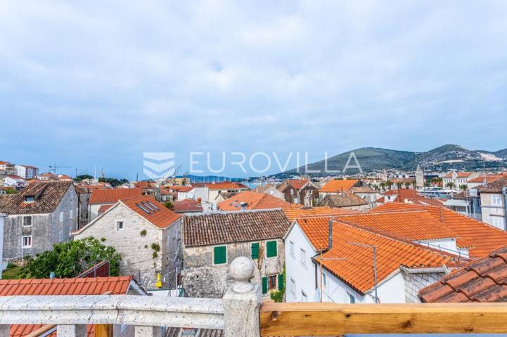 Trogir,  autohtona kamena kuća s pogledom na more