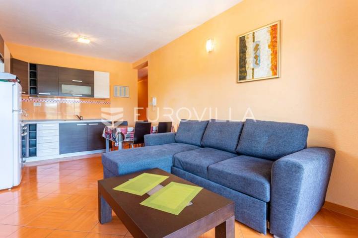 Vinišće, kuća s s bazenom i 6 apartmana uz zemljište 1.000 m2 