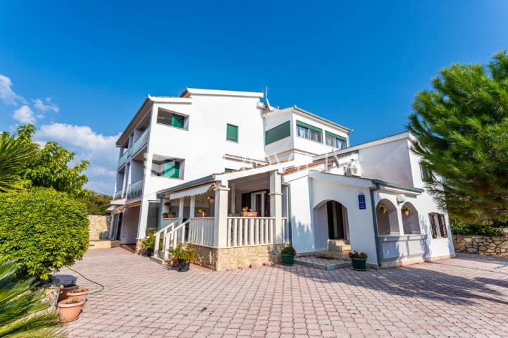 Vinišće, kuća s s bazenom i 6 apartmana uz zemljište 1.000 m2 