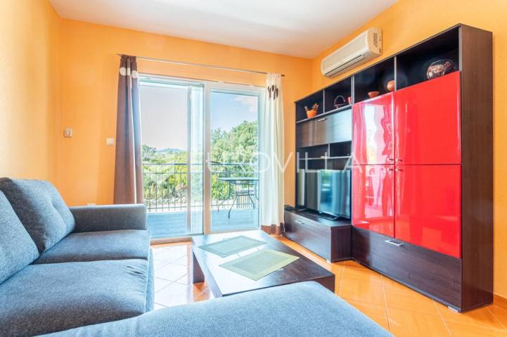 Vinišće, kuća s s bazenom i 6 apartmana uz zemljište 1.000 m2 