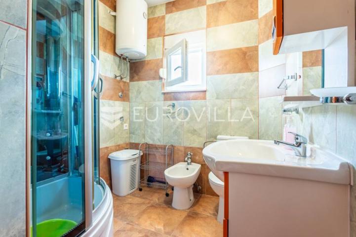 Vinišće, kuća s s bazenom i 6 apartmana uz zemljište 1.000 m2 