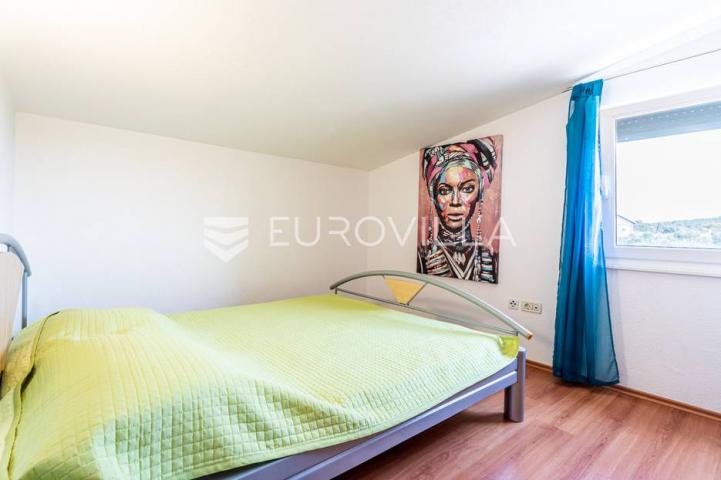 Vinišće, kuća s s bazenom i 6 apartmana uz zemljište 1.000 m2 