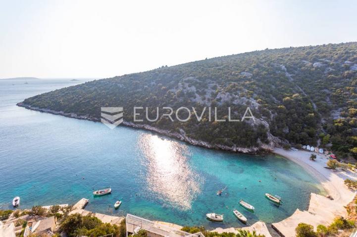 Vinišće, kuća s s bazenom i 6 apartmana uz zemljište 1.000 m2 