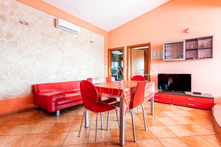 Vinišće, kuća s s bazenom i 6 apartmana uz zemljište 1.000 m2 