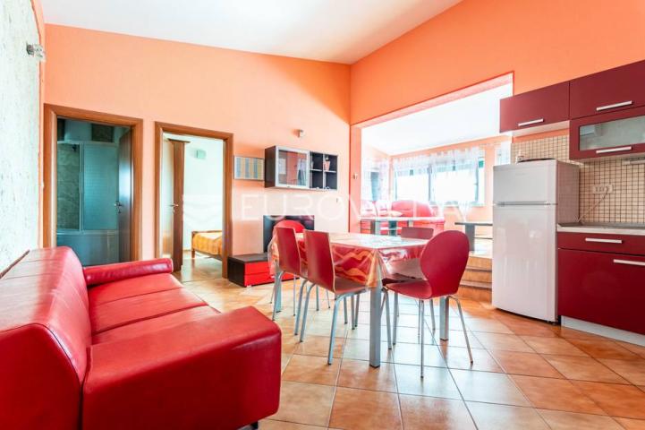 Vinišće, kuća s s bazenom i 6 apartmana uz zemljište 1.000 m2 
