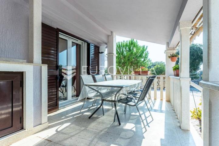 Vinišće, kuća s s bazenom i 6 apartmana uz zemljište 1.000 m2 