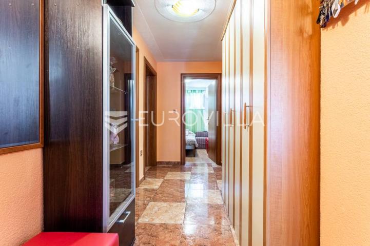 Vinišće, kuća s s bazenom i 6 apartmana uz zemljište 1.000 m2 