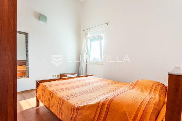 Vinišće, kuća s s bazenom i 6 apartmana uz zemljište 1.000 m2 