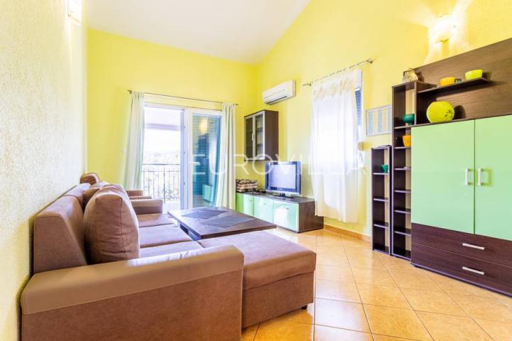 Vinišće, kuća s s bazenom i 6 apartmana uz zemljište 1.000 m2 