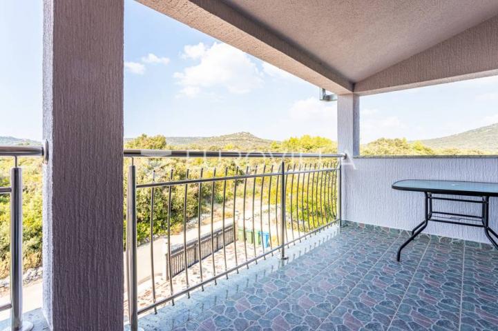 Vinišće, kuća s s bazenom i 6 apartmana uz zemljište 1.000 m2 