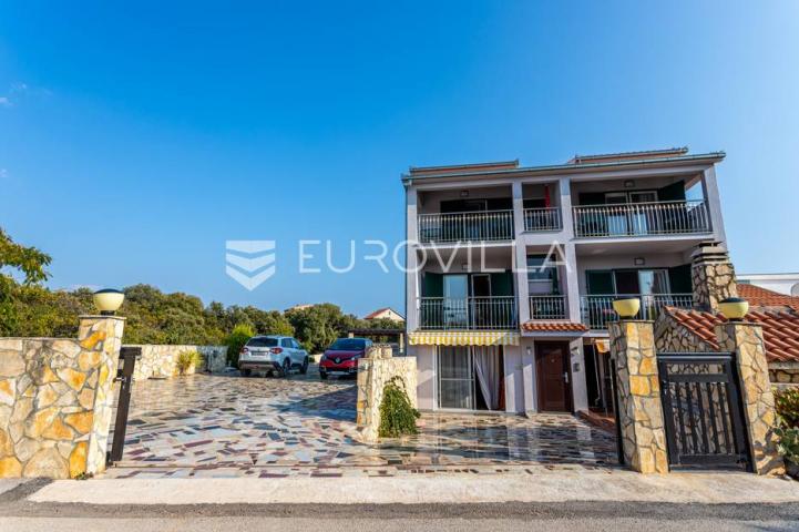 Vinišće, kuća s s bazenom i 6 apartmana uz zemljište 1.000 m2 