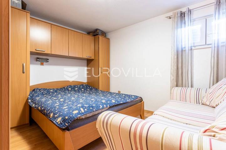 Vinišće, kuća s s bazenom i 6 apartmana uz zemljište 1.000 m2 
