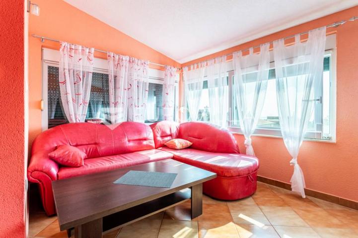 Vinišće, kuća s s bazenom i 6 apartmana uz zemljište 1.000 m2 