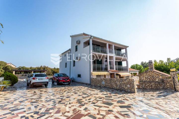 Vinišće, kuća s s bazenom i 6 apartmana uz zemljište 1.000 m2 