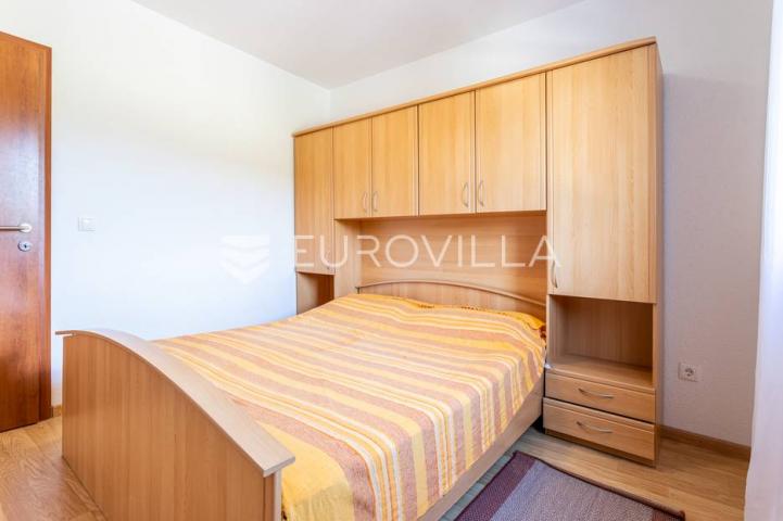 Vinišće, kuća s s bazenom i 6 apartmana uz zemljište 1.000 m2 