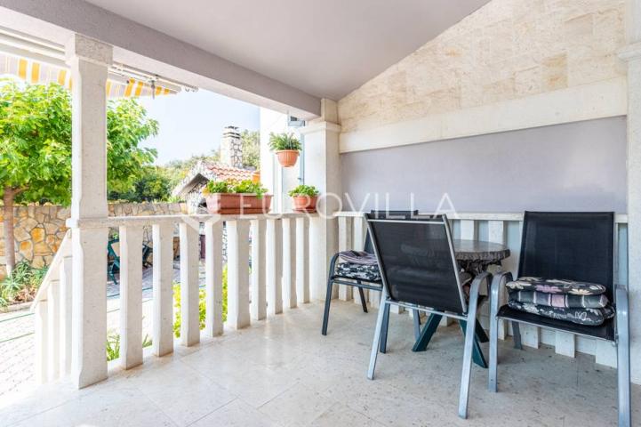 Vinišće, kuća s s bazenom i 6 apartmana uz zemljište 1.000 m2 