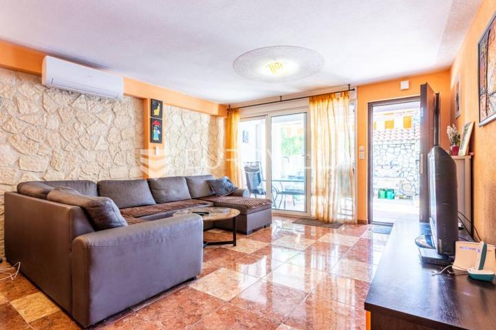 Vinišće, kuća s s bazenom i 6 apartmana uz zemljište 1.000 m2 