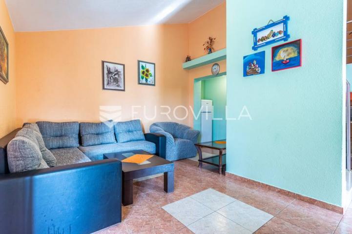 Vinišće, kuća s s bazenom i 6 apartmana uz zemljište 1.000 m2 