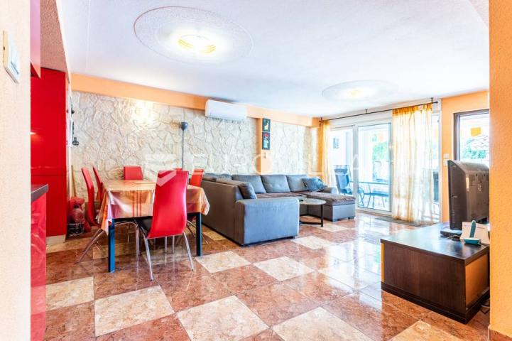 Vinišće, kuća s s bazenom i 6 apartmana uz zemljište 1.000 m2 