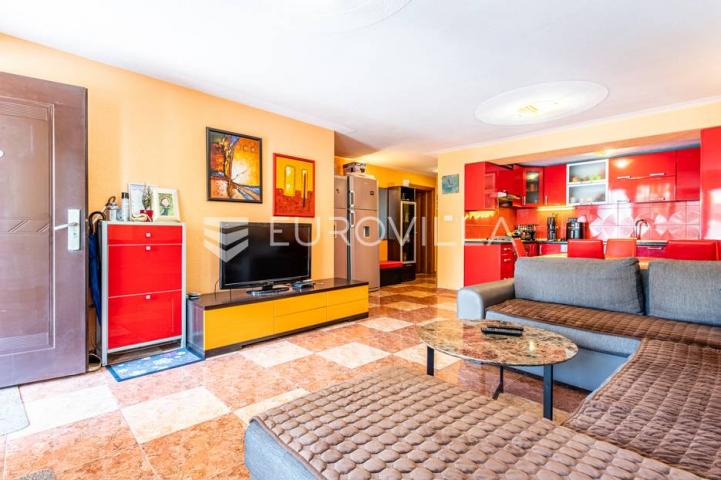 Vinišće, kuća s s bazenom i 6 apartmana uz zemljište 1.000 m2 