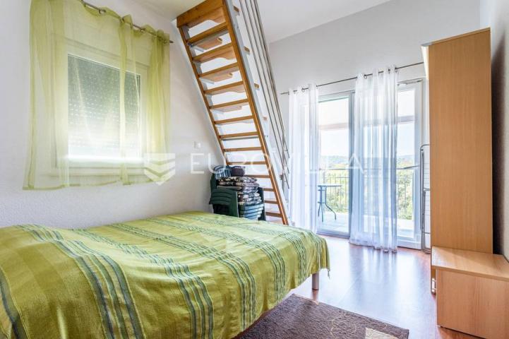 Vinišće, kuća s s bazenom i 6 apartmana uz zemljište 1.000 m2 