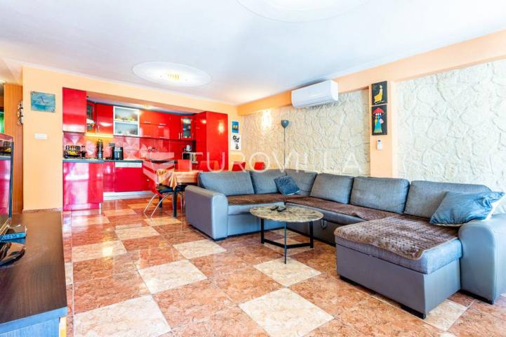 Vinišće, kuća s s bazenom i 6 apartmana uz zemljište 1.000 m2 
