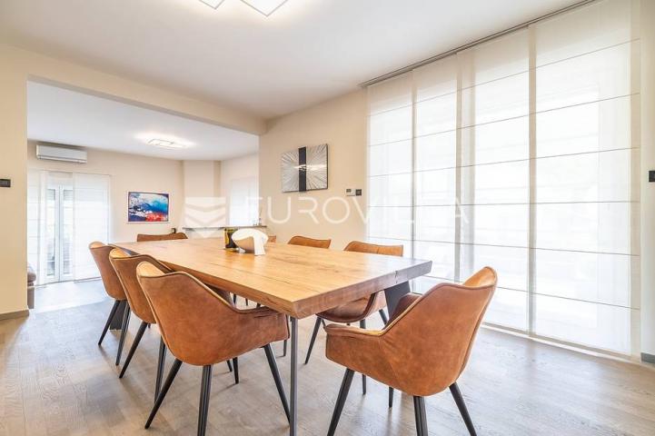 Zagreb, Jelekovići, prekrasna vila NKP 303,5 m2 na parceli 1786 m2