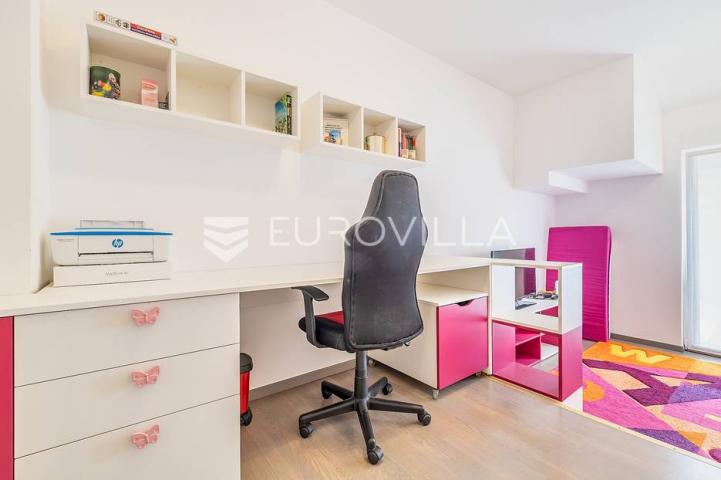 Zagreb, Jelekovići, prekrasna vila NKP 303,5 m2 na parceli 1786 m2