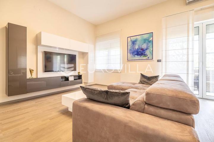 Zagreb, Jelekovići, prekrasna vila NKP 303,5 m2 na parceli 1786 m2