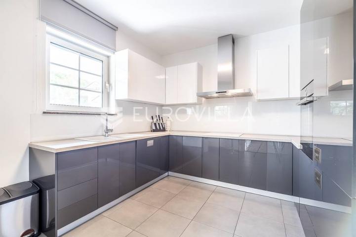 Zagreb, Jelekovići, prekrasna vila NKP 303,5 m2 na parceli 1786 m2