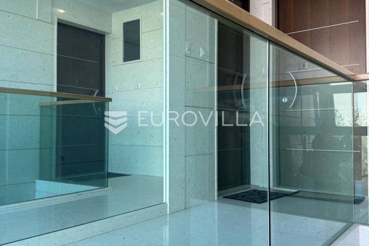 Zadar, Borik dizajnerski moderno uređen trosoban stan na prvom katu 96 m²