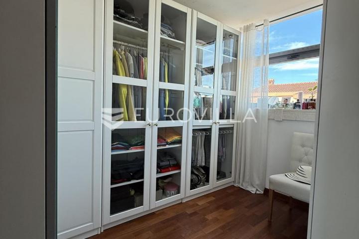 Zadar, Borik dizajnerski moderno uređen trosoban stan na prvom katu 96 m²