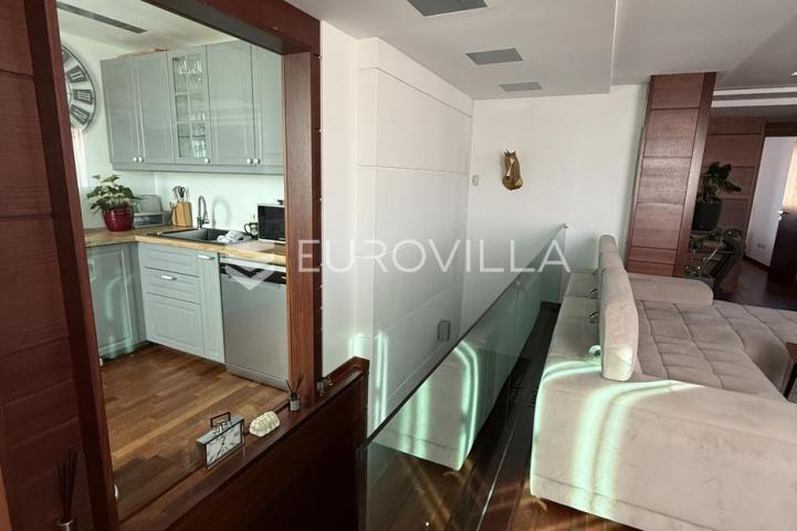 Zadar, Borik dizajnerski moderno uređen trosoban stan na prvom katu 96 m²