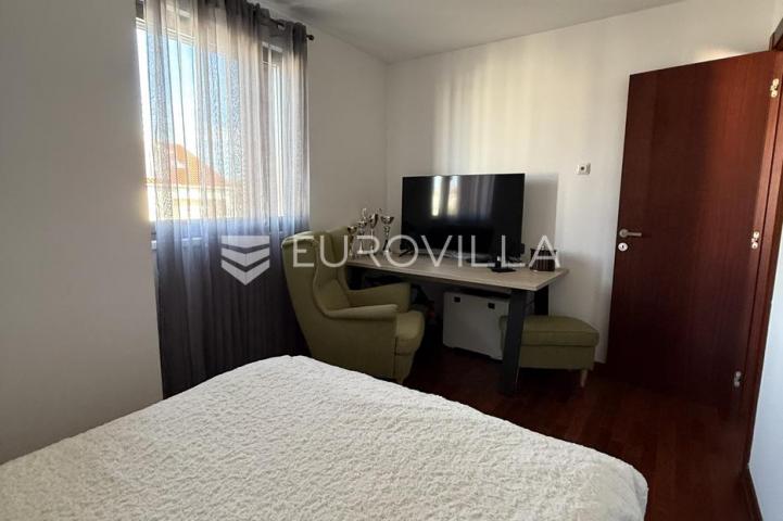 Zadar, Borik dizajnerski moderno uređen trosoban stan na prvom katu 96 m²
