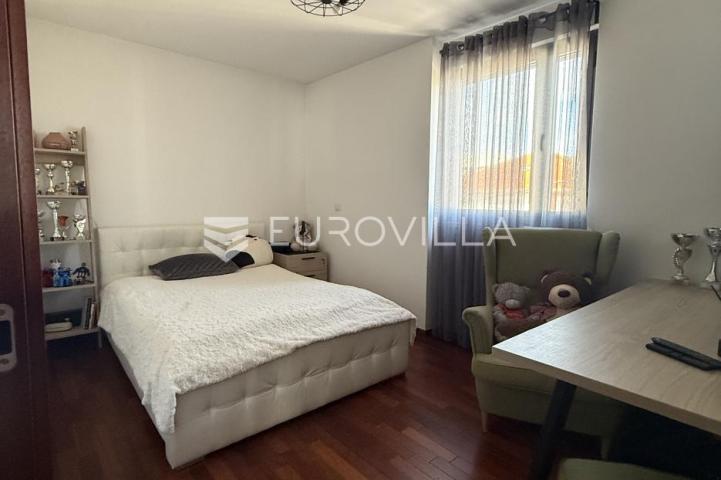 Zadar, Borik dizajnerski moderno uređen trosoban stan na prvom katu 96 m²
