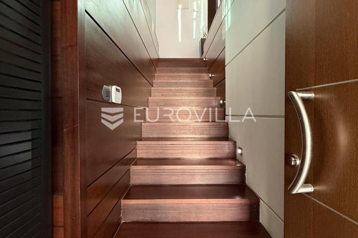 Zadar, Borik dizajnerski moderno uređen trosoban stan na prvom katu 96 m²