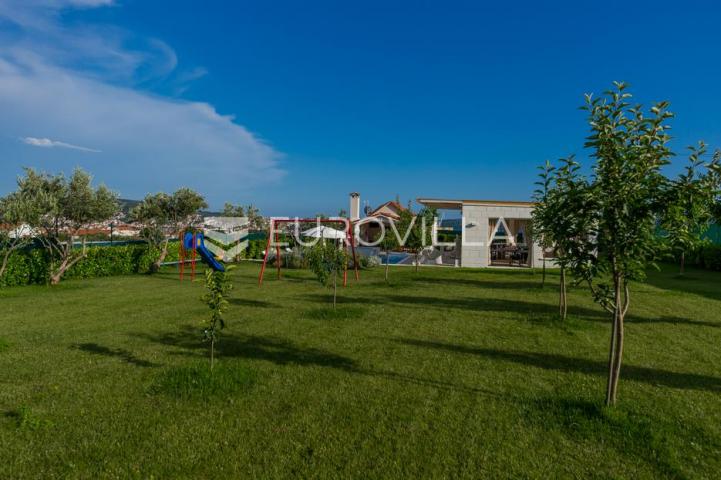 Seget Donji, iznimna nekretnina s dva objekta, bazenom, jucuzzi, em i vrtom
