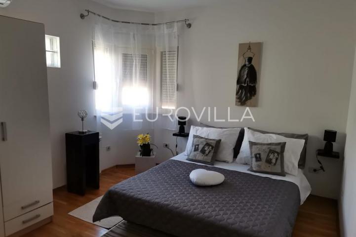Podstrana - prekrasna vila s unutarnjim bazenom i pogledom na more