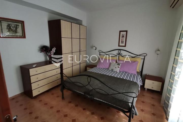 Podstrana - prekrasna vila s unutarnjim bazenom i pogledom na more