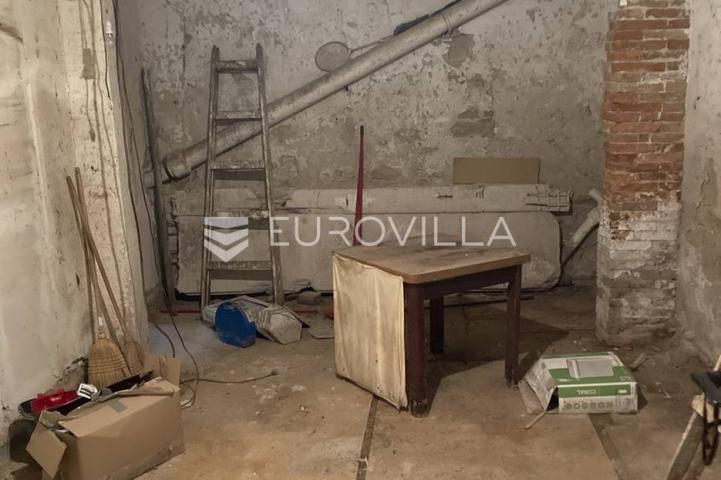 Centar Rovinja, kuća u nizu, 20 m do rive i mora, ogroman potencijal