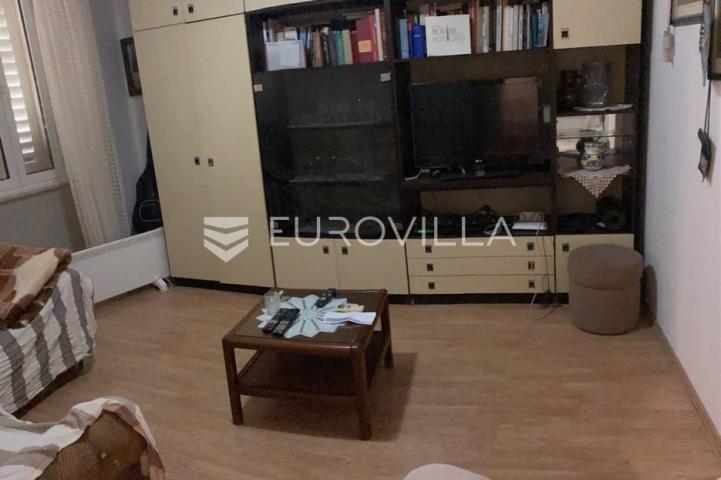 Centar Rovinja, kuća u nizu, 20 m do rive i mora, ogroman potencijal