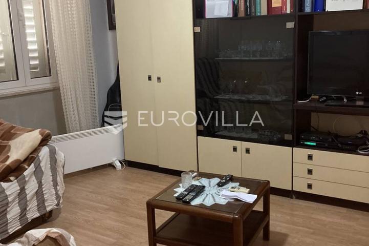 Centar Rovinja, kuća u nizu, 20 m do rive i mora, ogroman potencijal