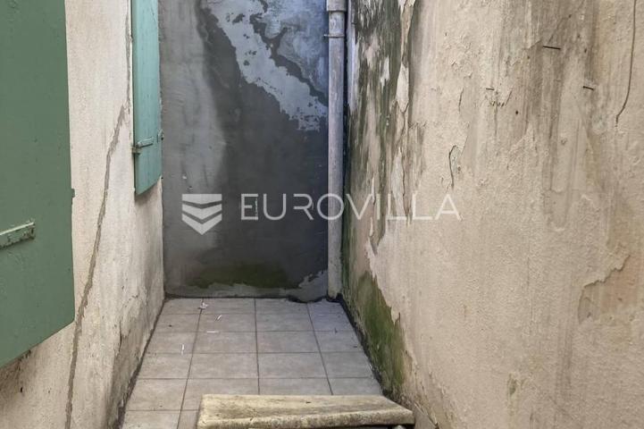 Centar Rovinja, kuća u nizu, 20 m do rive i mora, ogroman potencijal